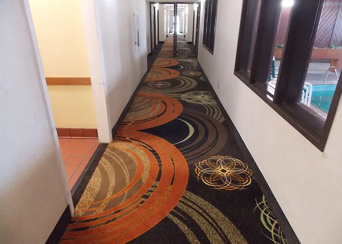 Quality & North - Urbana Hotel Champaign