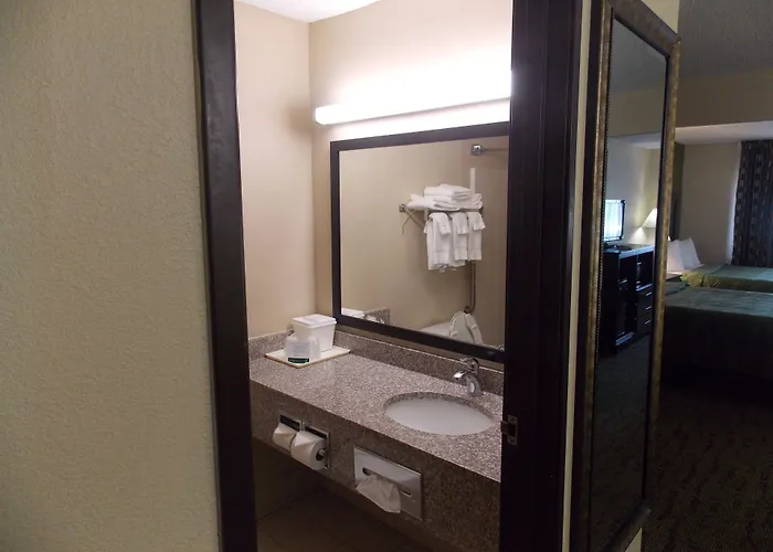 Quality & North - Urbana Hotel Champaign